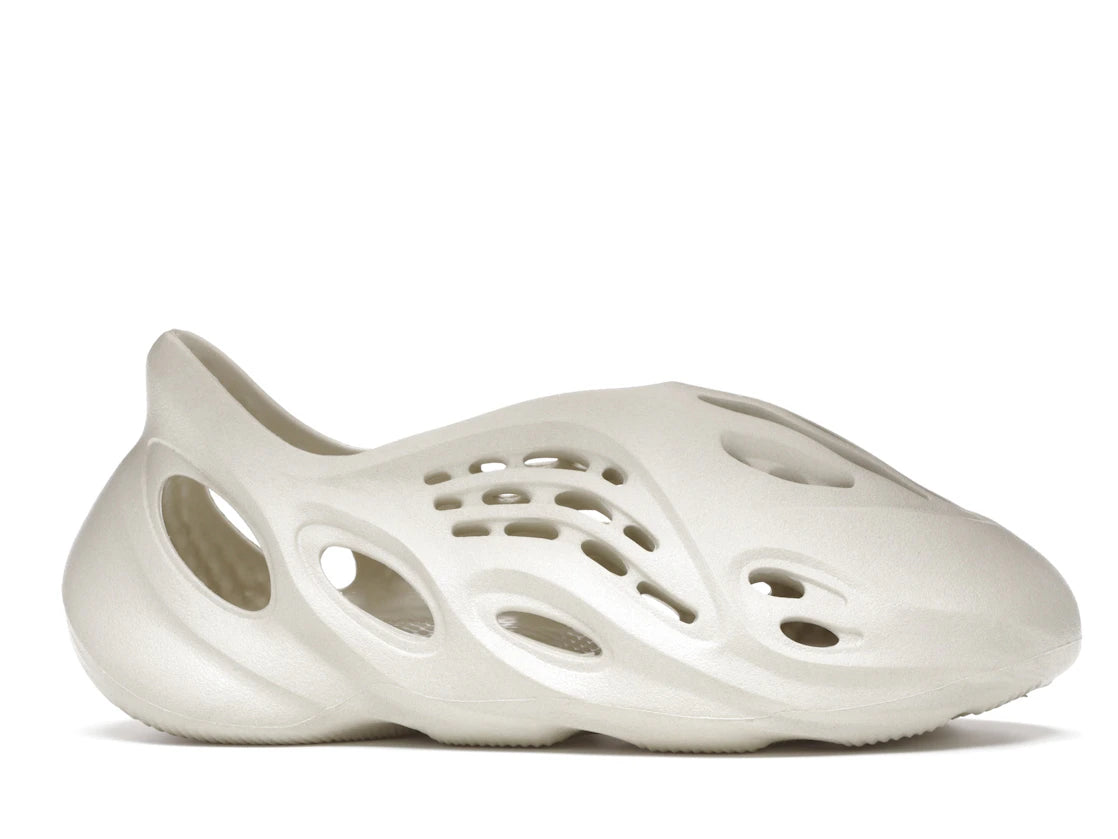 adidas Yeezy Foam RNNR Sand - 360 View 2